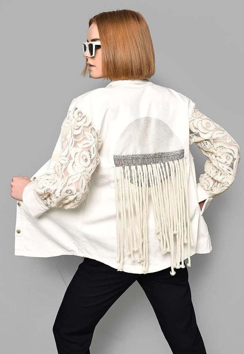 Casaco de ganga com as mangas em renda